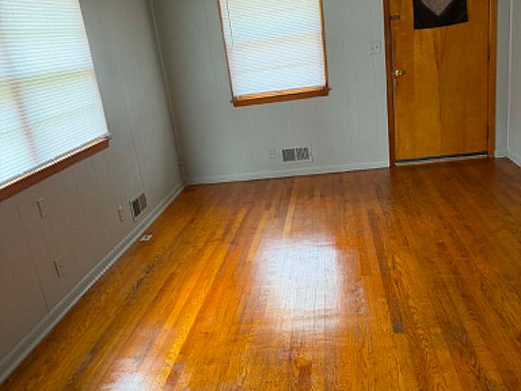 2nd image of 3420 S Oxford Ave