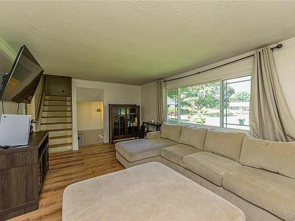 5th image of 35 Lee Circle Dr