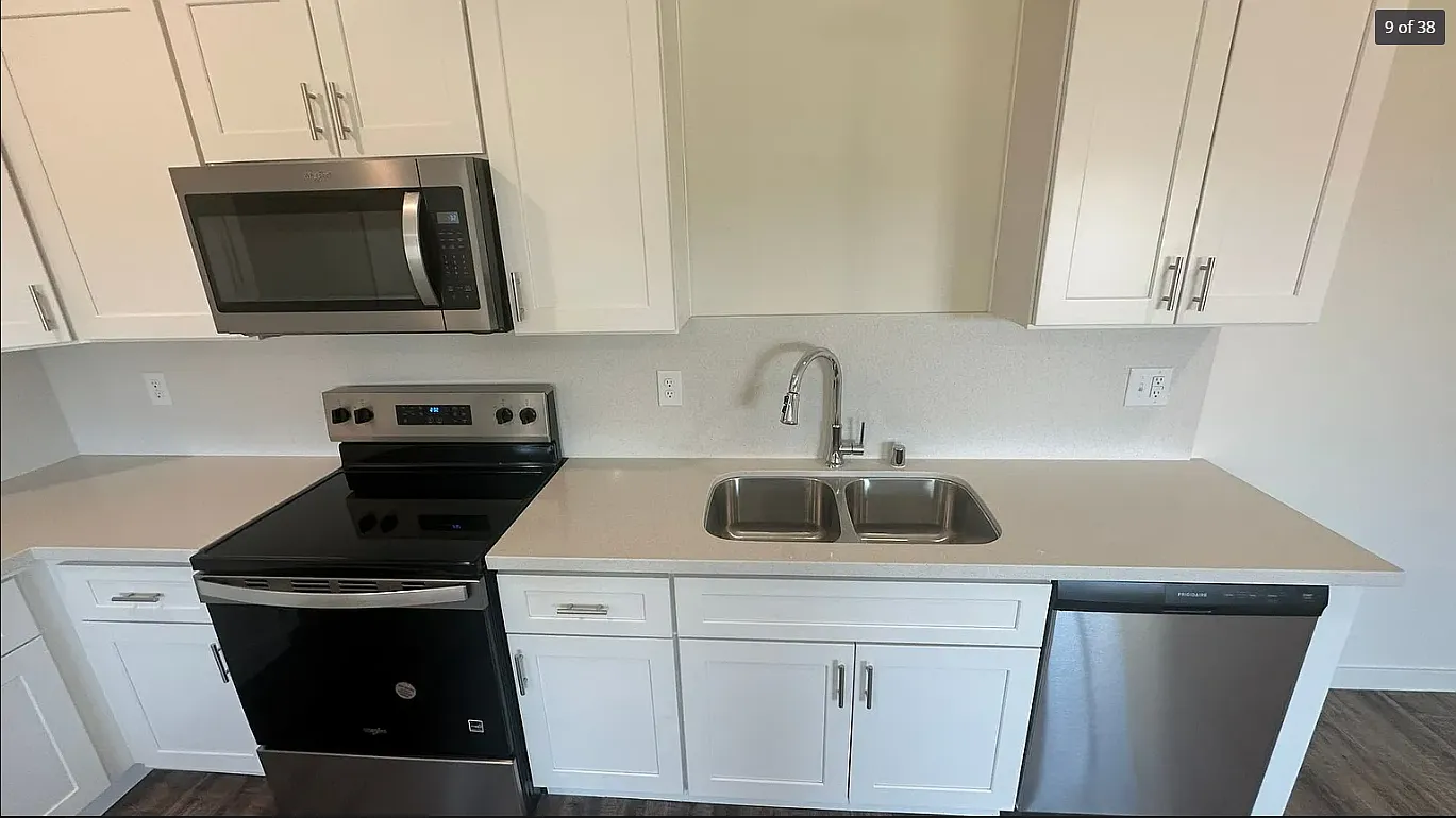2 bed, 1000 sqft, $1,900 — Photo 3