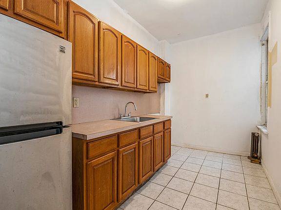 5th image of 5011 Snyder Ave