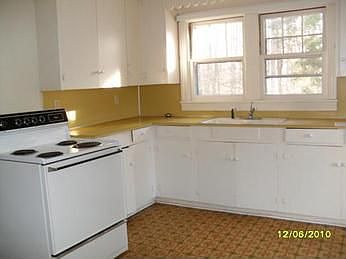 2nd image of 255 Gladstone Rd