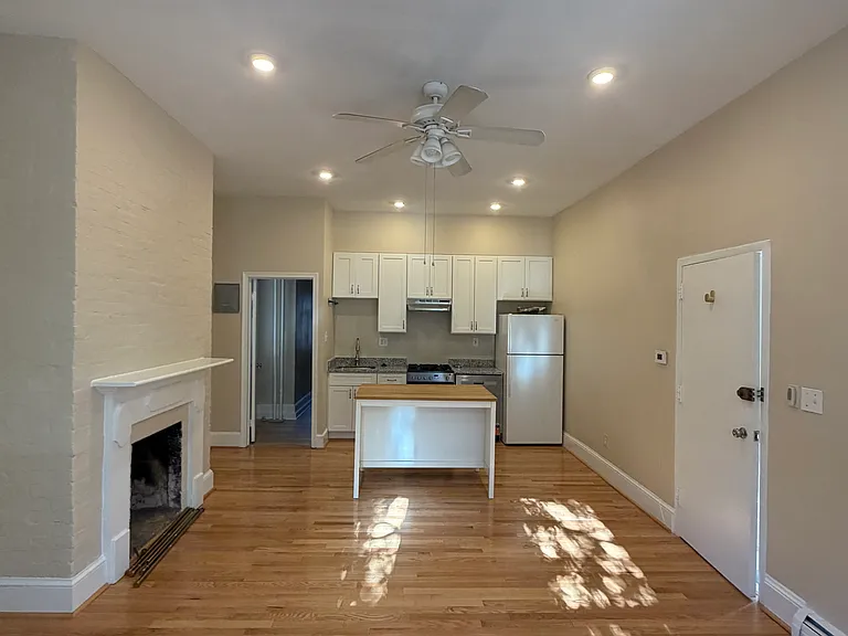304 2nd St SE #1 — Photo 3