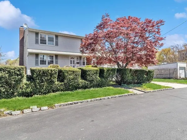 190 N Broome Avenue, Lindenhurst, NY 11757