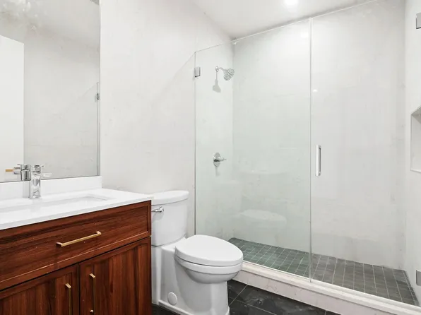 212 Montrose Avenue image 4 of 7