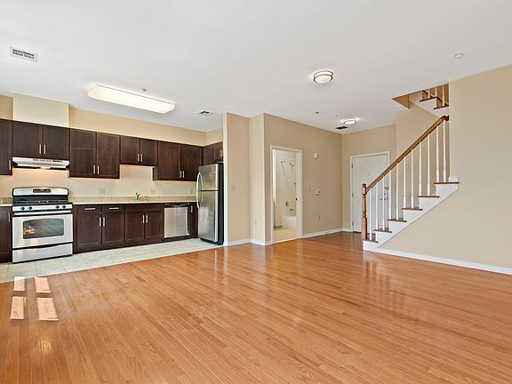 5th image of 25 Duncan Ave APT 211