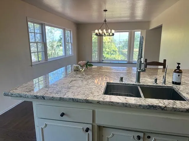 Open and large granite penninsula great for entertaining