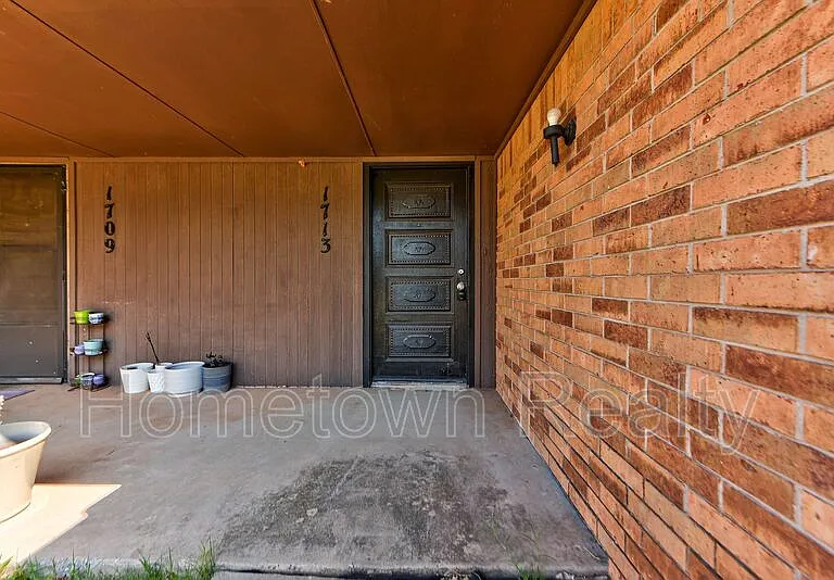 1713 Hillcrest Dr — Photo 3