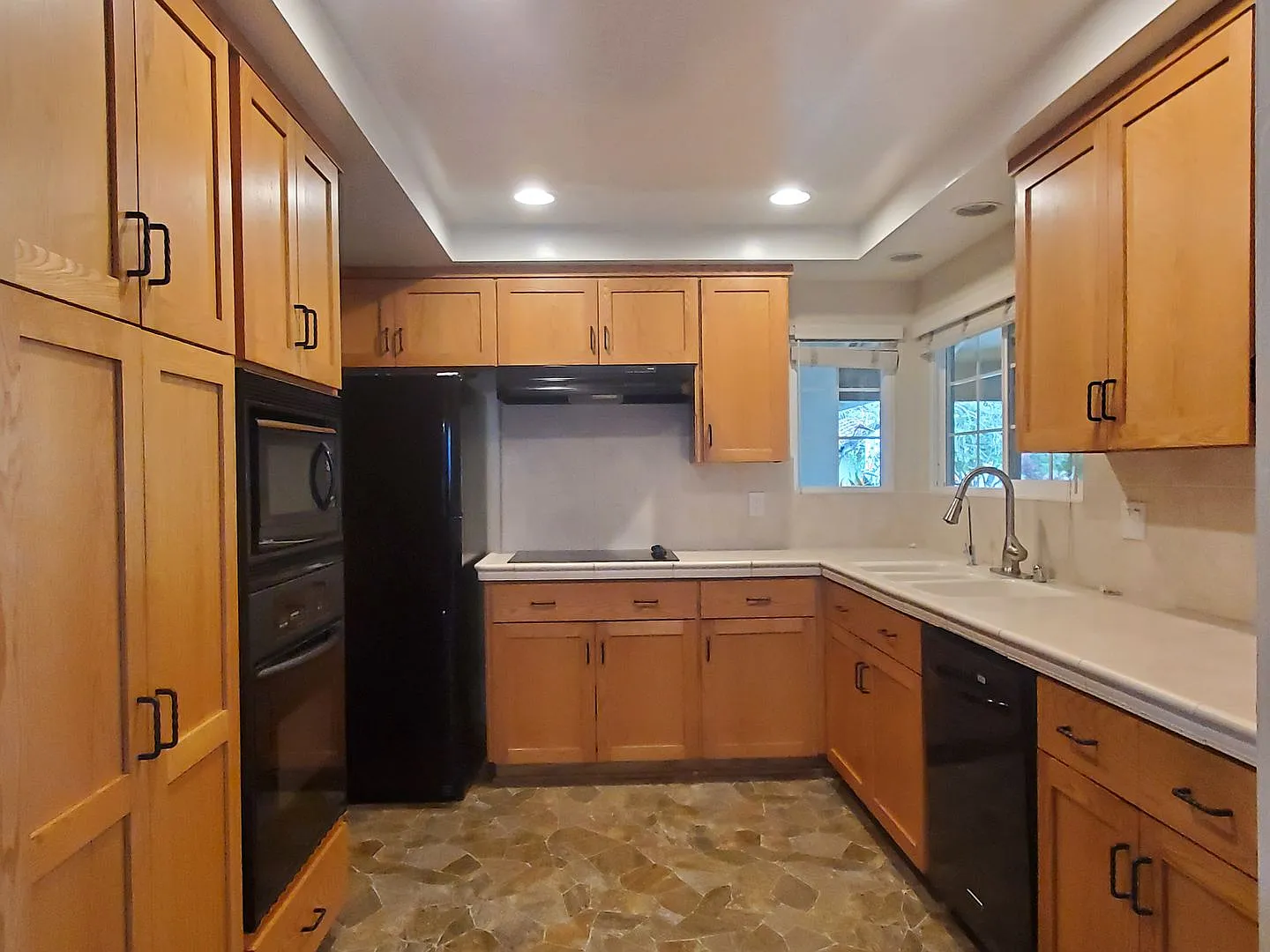 Spacious Single Family Home, A/C, Remodeled Kitchen, Fresh Paint, W/D, Beautiful Backyard! — Photo 2