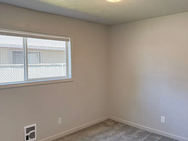 Willow Lake Apartments — Photo 9