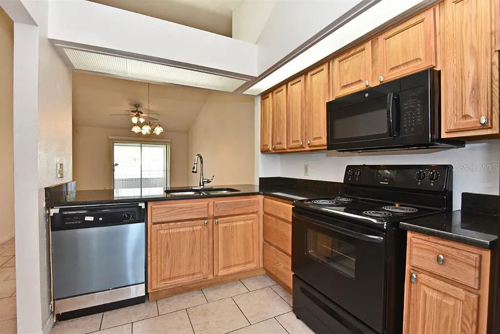 2 bed, 2.0 bath, 868 sqft, $1,700 — Photo 3