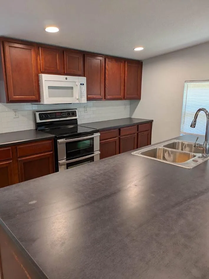 2 bed, 912 sqft, $1,400 — Photo 1