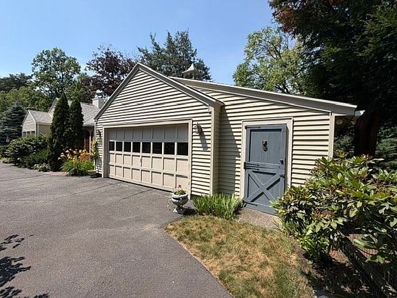 4th image of 139 Burbank Rd