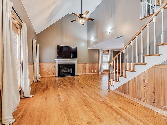 4th image of 102 Julia Court