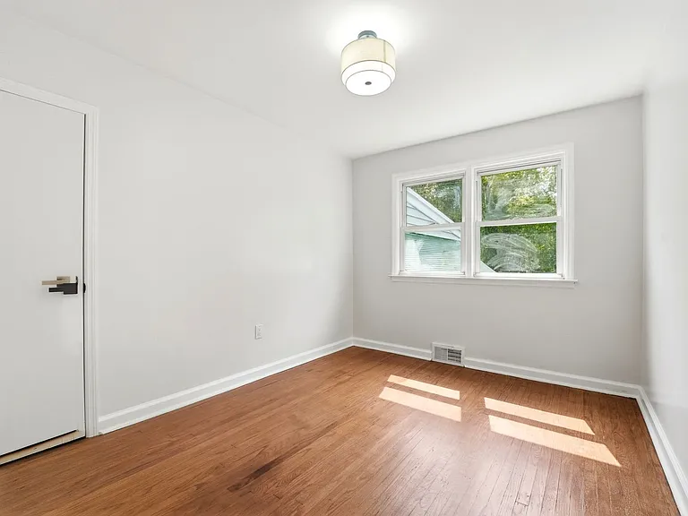 120 Webster Ave — Photo 18