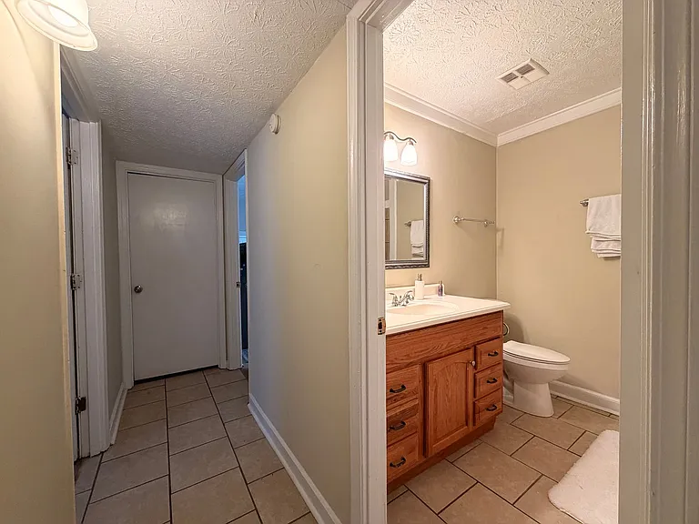 102-104 Welch Pl — Photo 9