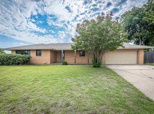 702 NW 35th Pl, Lawton, OK 73505