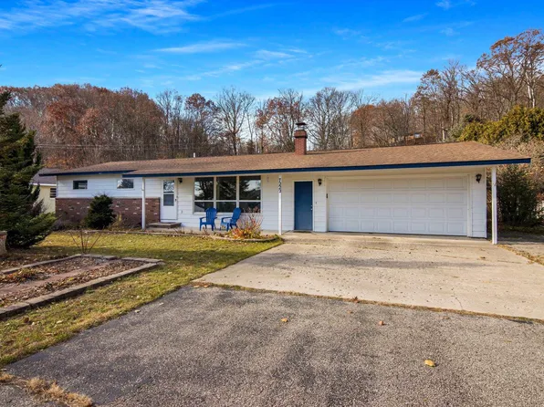 7222 S West Bay Shore Dr, Traverse City, MI 49684