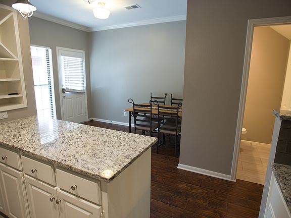 Kitchen and breakfast / foyer