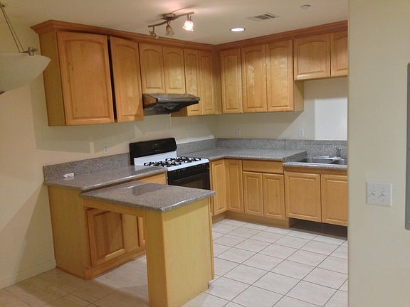 2nd image of 148 N Mar Vista Ave Unit 3