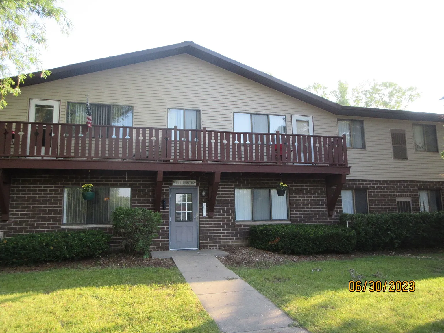 Available October 2026 Remodeled 2 Bedroom Upper with Balcony and Includes Underground Parking — Photo 3