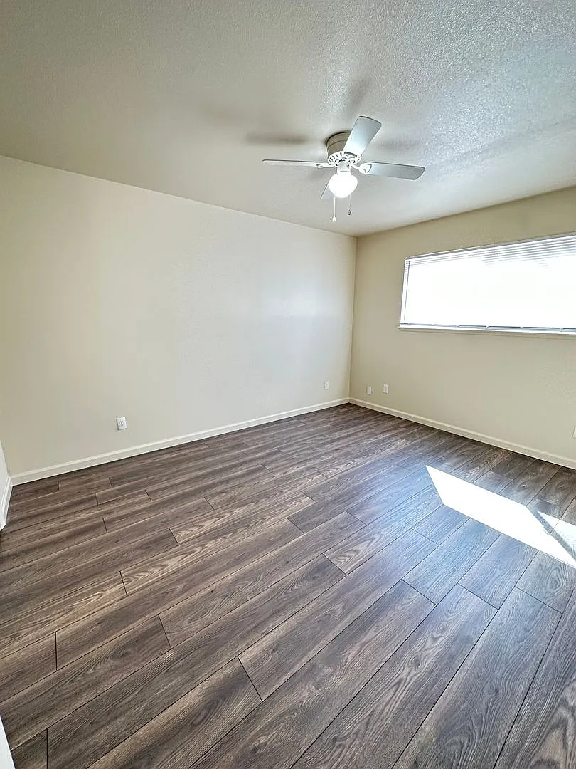 Lake Crest Apartments — Photo 3