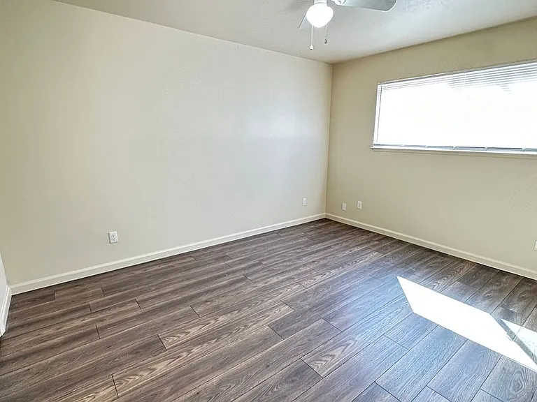 Lake Crest Apartments — Photo 16