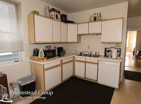 2nd image of 1526 W Nelson St #001