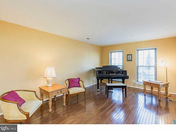 4th image of 905 Weatherstone Dr