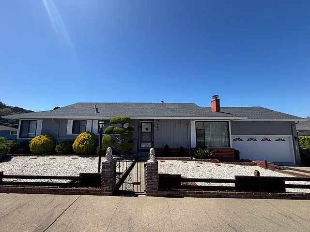 460 Mariposa Dr — Photo 1