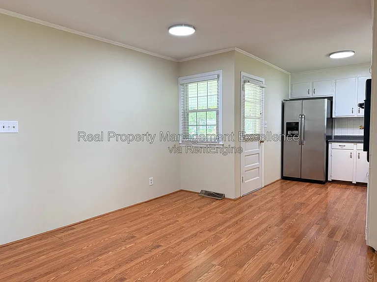 415 W 2nd St — Photo 12