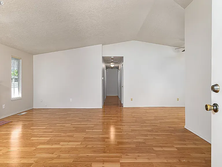 9707 SE Reedway St — Photo 4