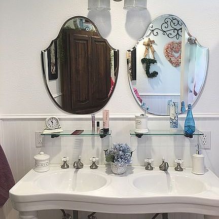 Double pedestal sink