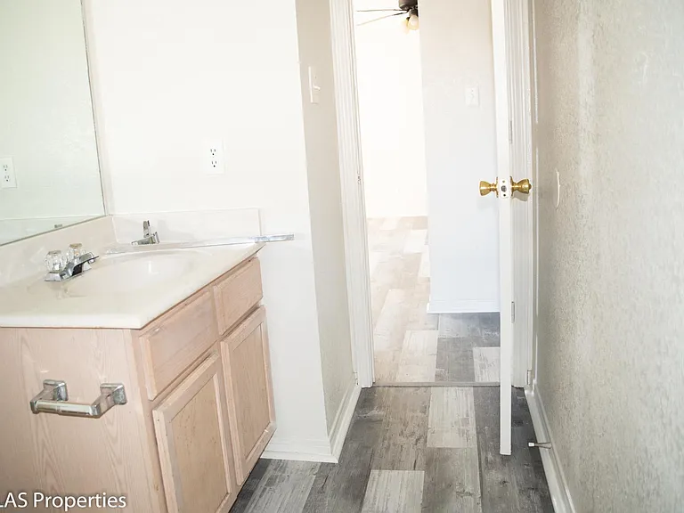 2913 Cantabrian Dr #B — Photo 24