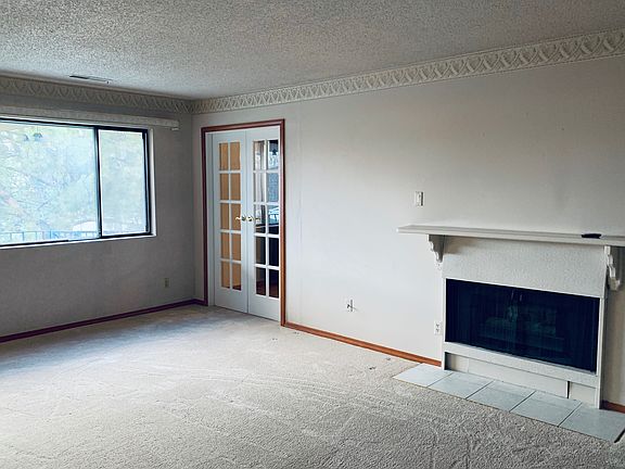 Living Rm (w/window view)