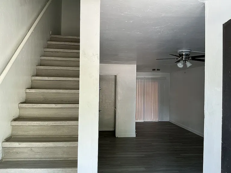 722 SW 70th Ter — Photo 1