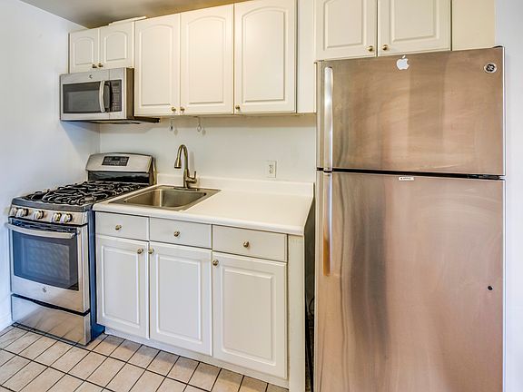 3rd image of 360 W 47th St APT 3B