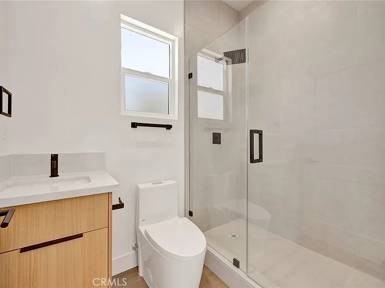 6734 1/2 Gentry Ave — Photo 7
