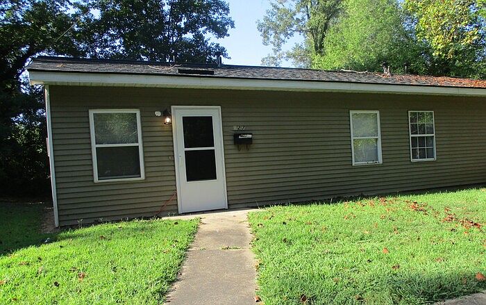 1st image of 327 Oak St