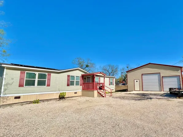 115 E 4TH Street, Natalia, TX 78059
