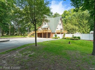 9280 Hills Cove Dr, Goodrich, MI 48438