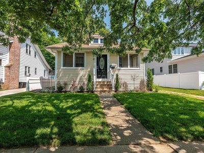 86 Commonwealth Avenue, Merrick, NY, 11566