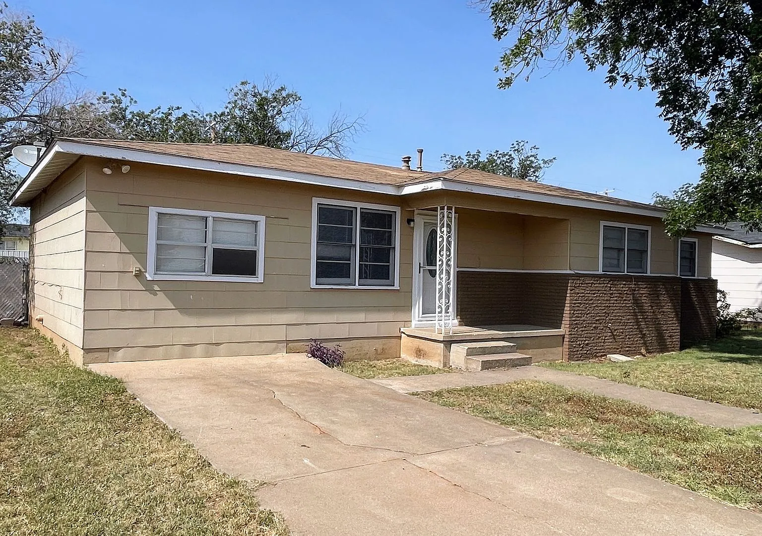Spacious 4-Bed Home in Snyder Hardwood Floors & Huge Backyard! — Photo 2