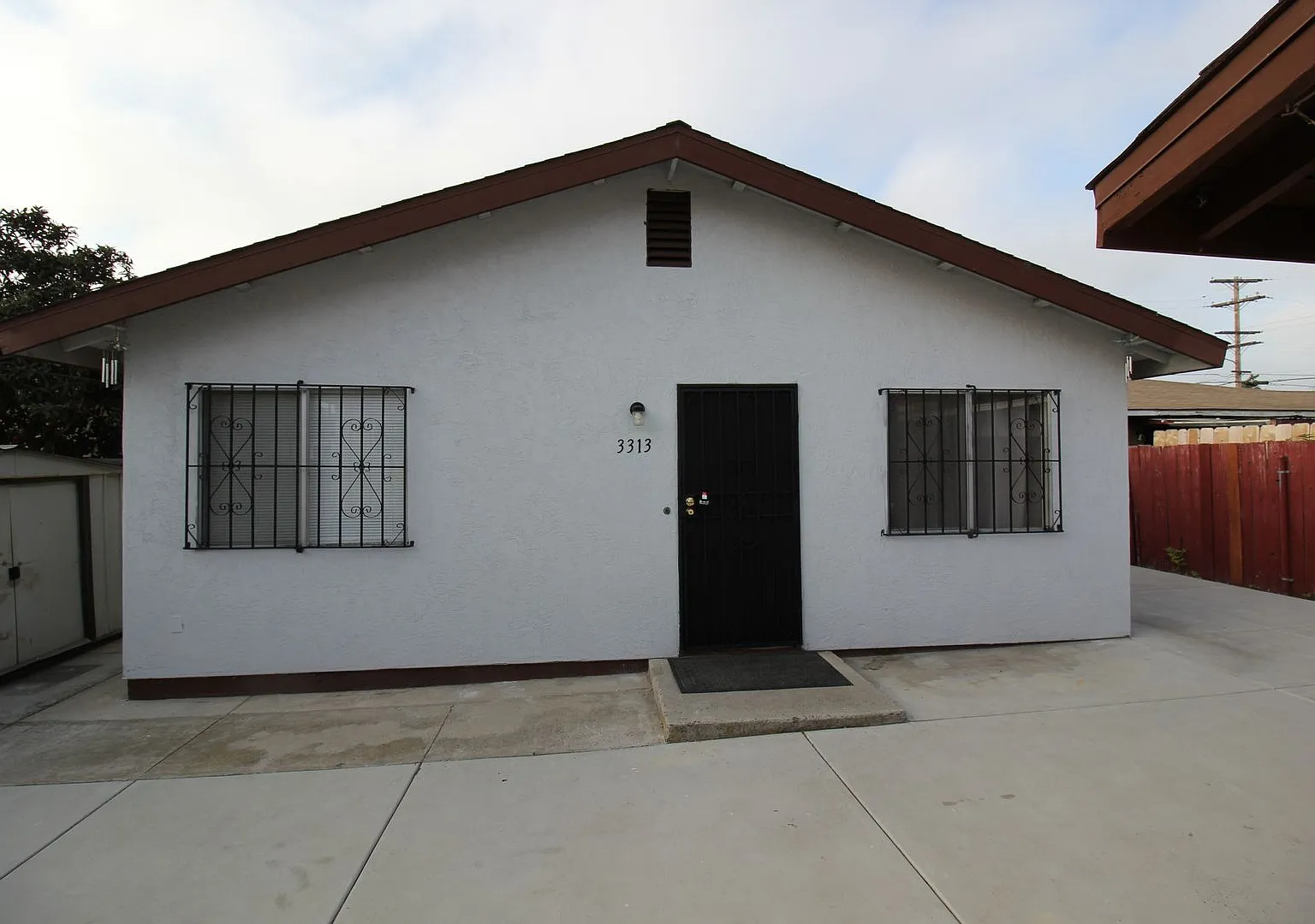 Great 3 bedroom 2 bath home absolutely fantastically located with access to freeways and downtown — Photo 1