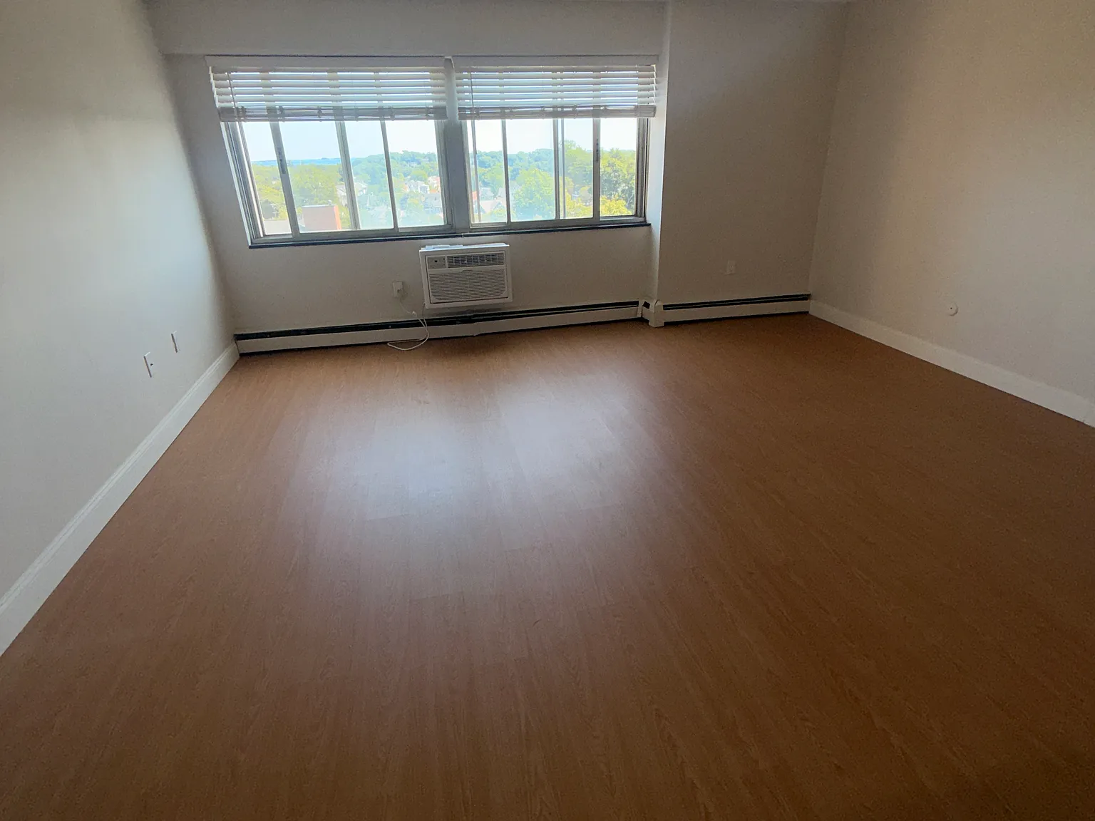 1 bed, 950 sqft, $2,400 — Photo 4