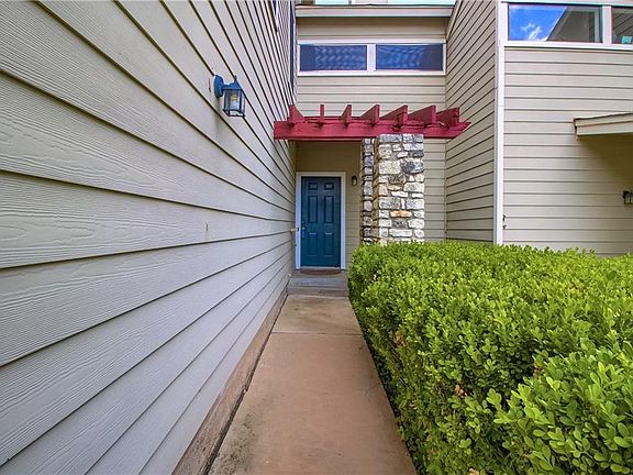 4th image of 512 Eberhart Ln APT 1302