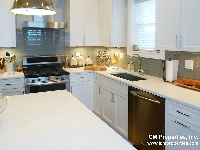 1241 W Oakdale Ave #3 — Photo 2