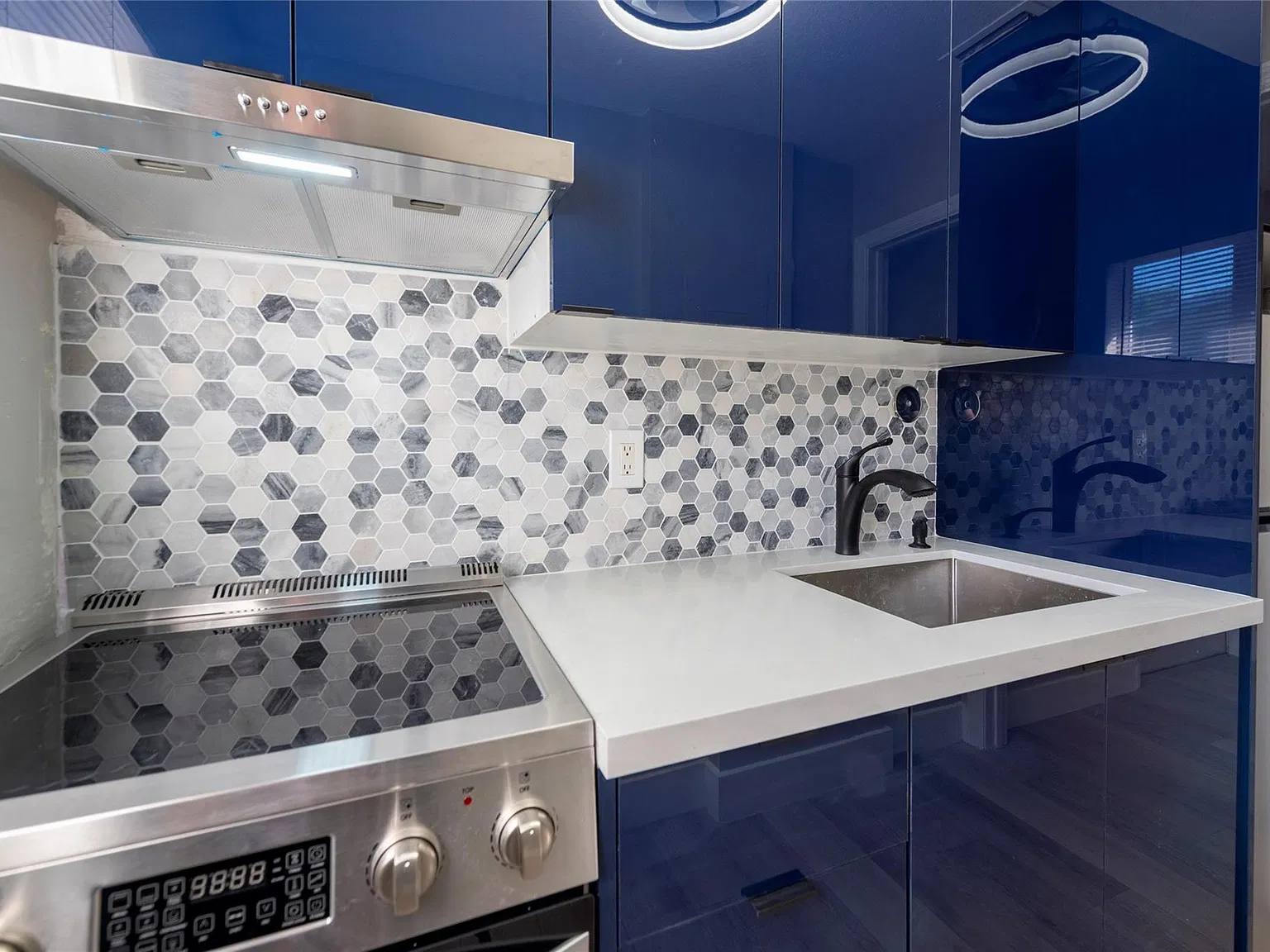 2 bed, 1.0 bath, 1440 sqft, $2,400 — Photo 2