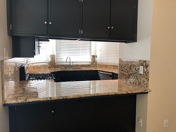 Kitchen w/Bar countertop