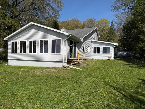 6138 S Laramie Ln, Sault Sainte Marie, MI 49783