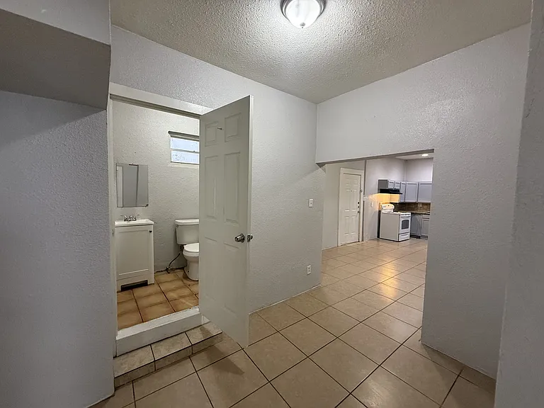 351 W Cortez Ave — Photo 5